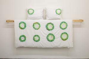 That’s life, 2 piumoni ricamati a mano 210 x 140 cm cad + 2 cuscini ricamati a mano 60 x 50 cm cad